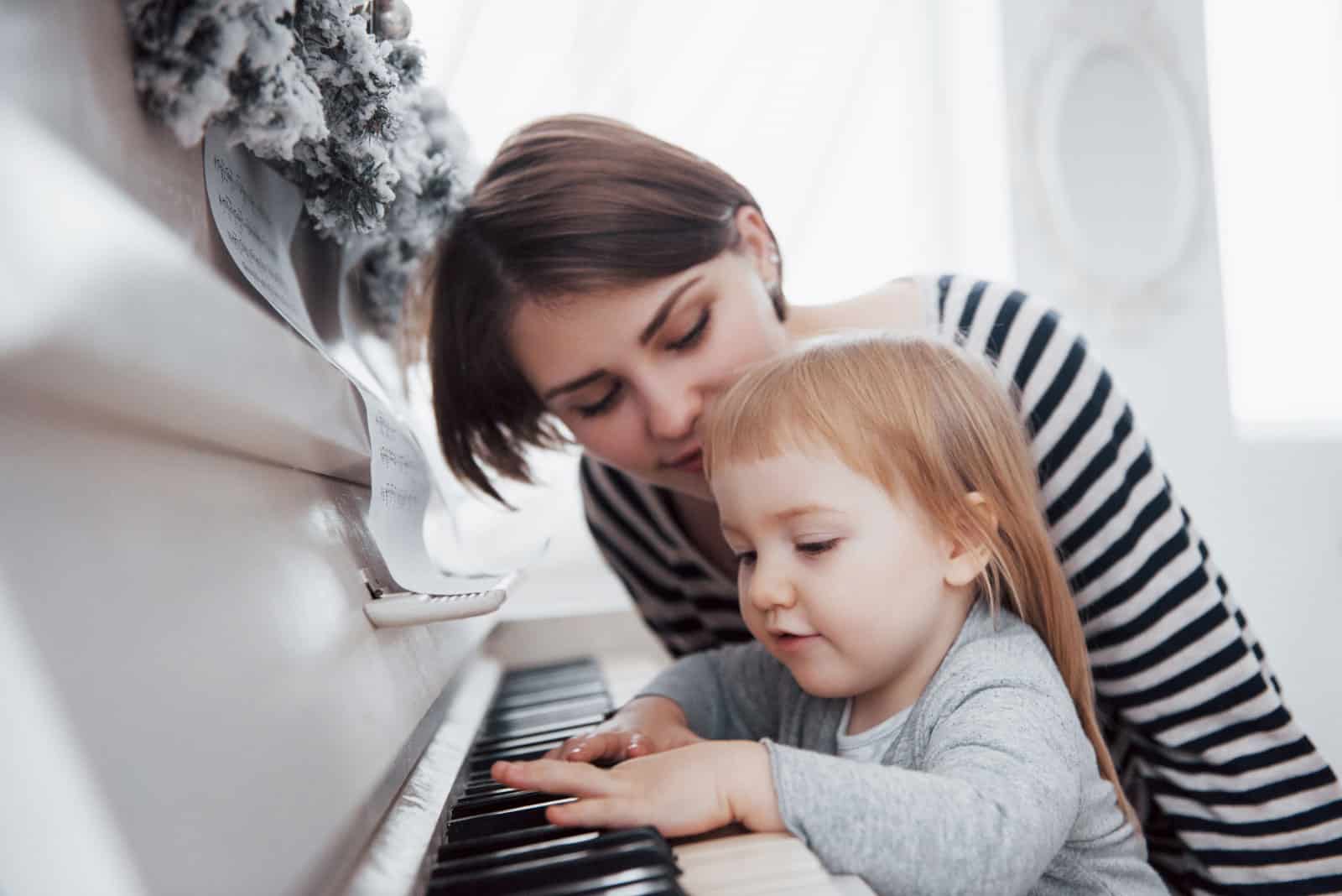 Featured image for Your Comprehensive Guide to Piano Lessons for Children at Home